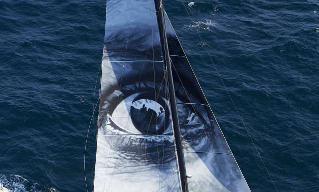 banque image en vue de la transat Jacques Vabre 2017 pour l'Imoca Vivoabeira, skippers Yoann Richomme and Pierre Lacaze, avec une grand voile dessinée par l'artiste JR, au large de l'ile de Groix, le 24 Juillet 2017 - Photo Benoit Stichelbaut 
