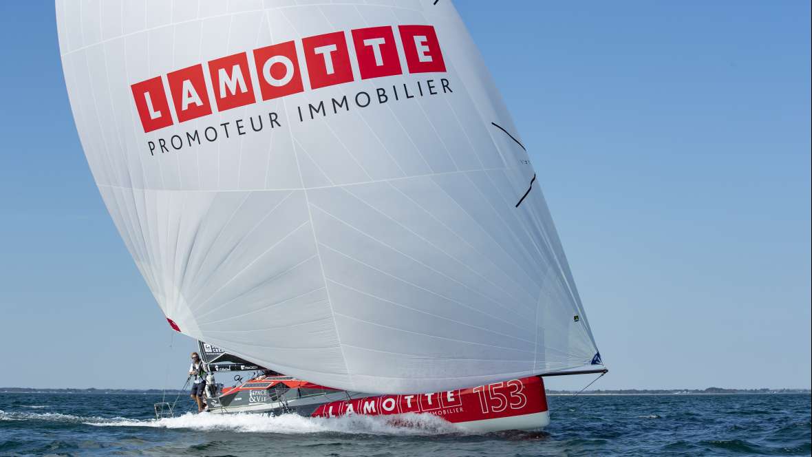 Démâtage du Class40 Lamotte - Module Création sur la Transat Jacques Vabre