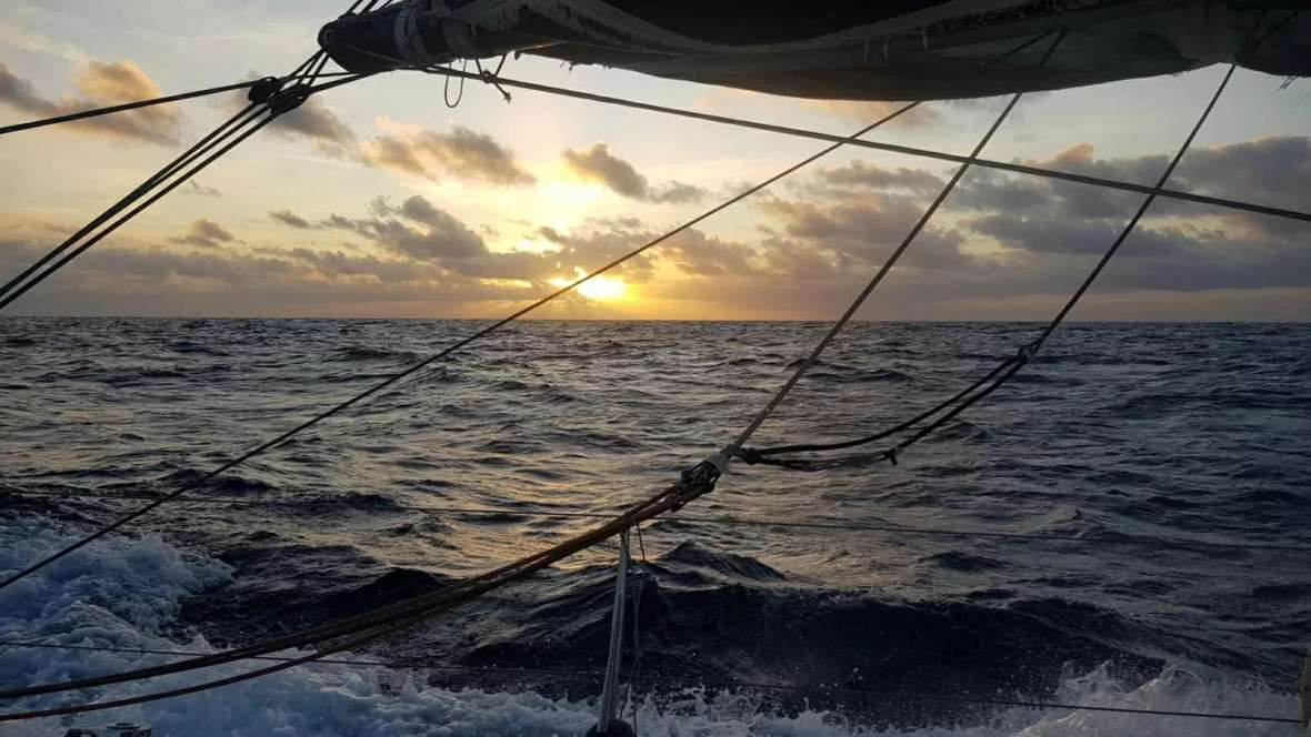 Primeiro barco chega aos Doldrums 